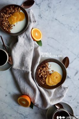 Ofengeröstetes Granola mit Joghurt, Orange und nur mit natürlichem Zucker.