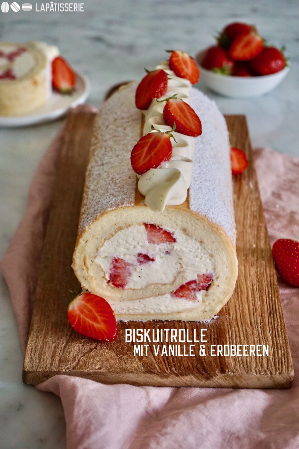 Biskuitrolle Vanille &amp; Erdbeere – LAPÂTISSERIE