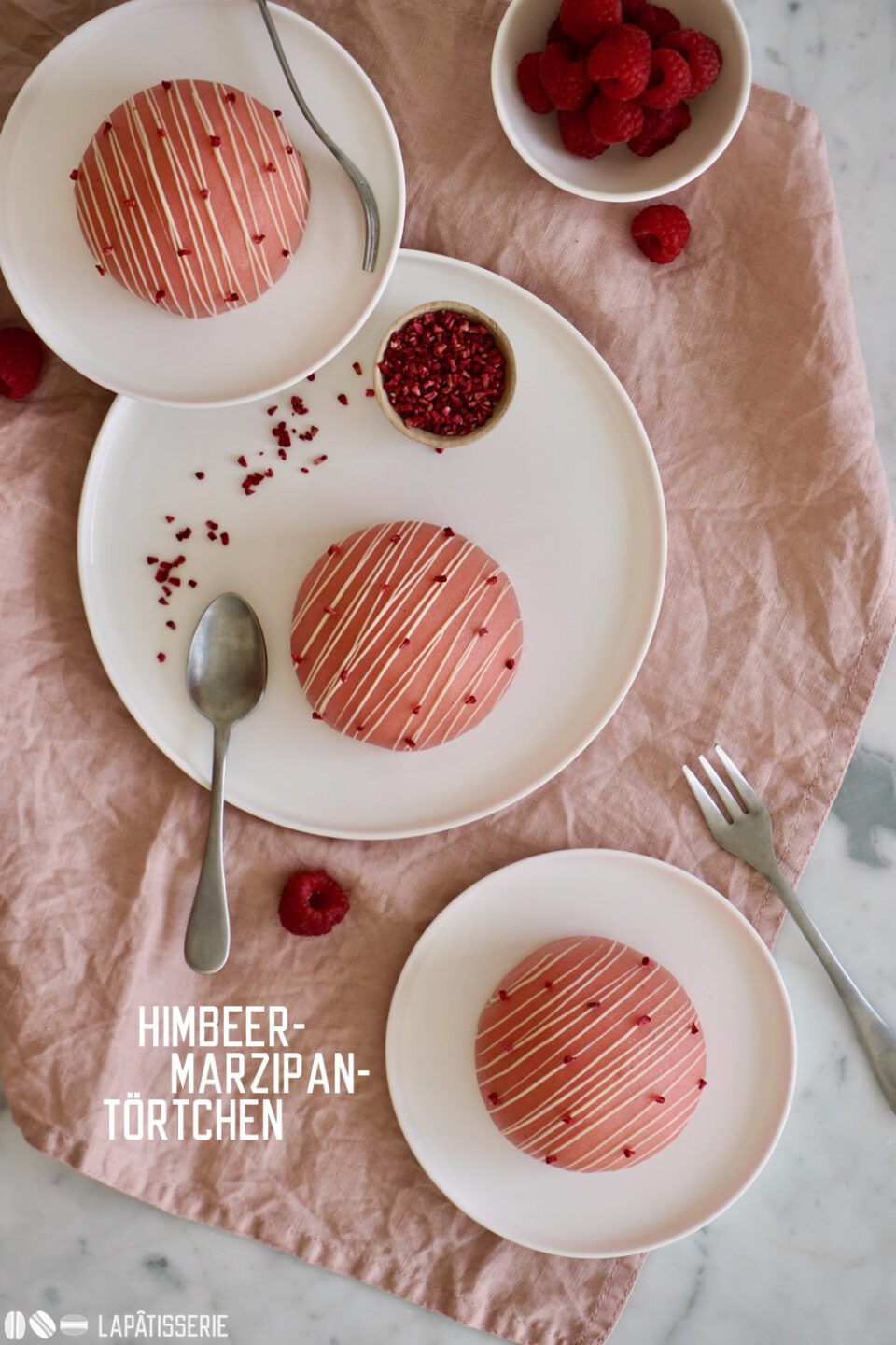 Himbeer-Marzipan-Törtchen – LAPÂTISSERIE Himbeer-Marzipan-Törtchen – LAPÂTISSERIE