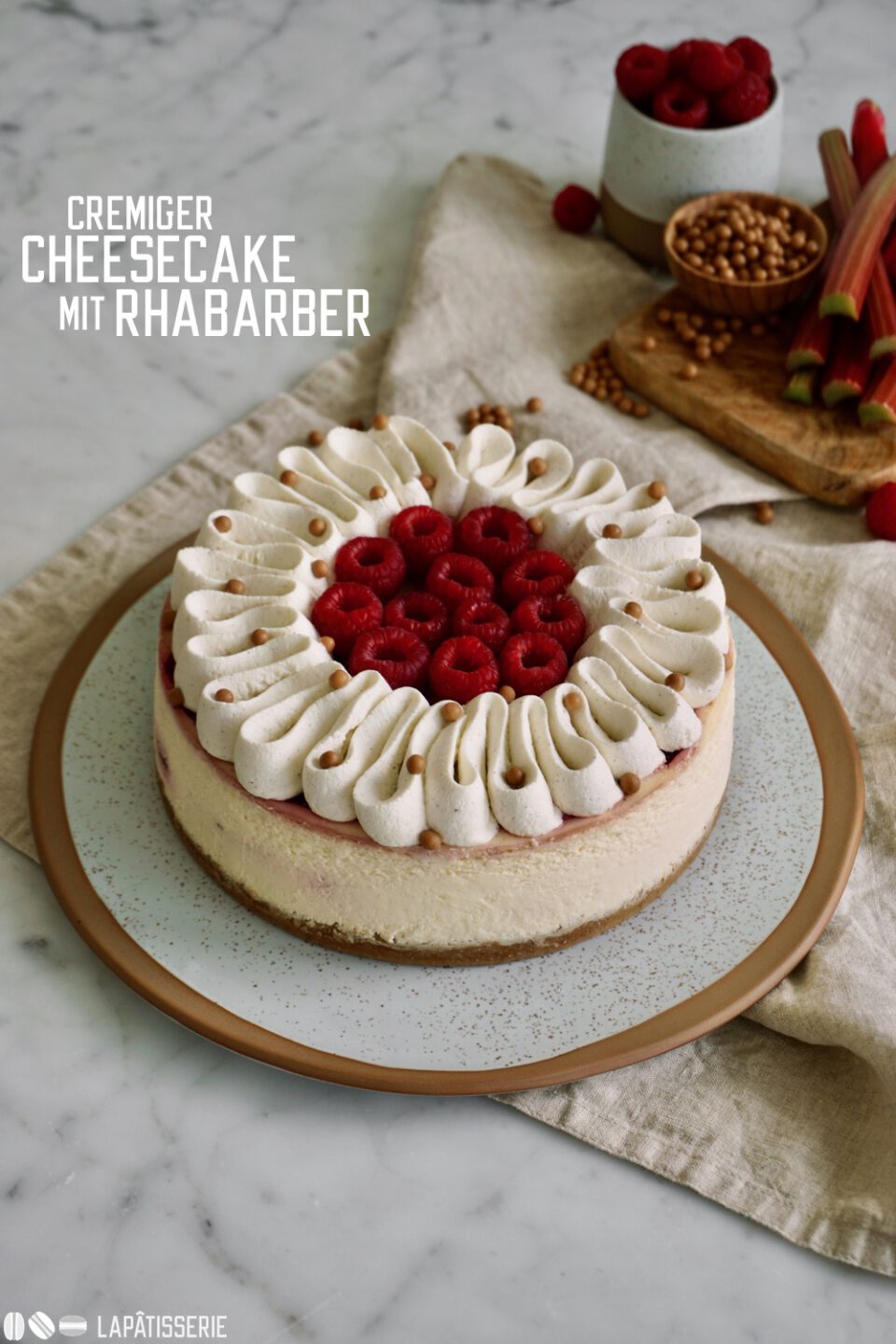 Cremiger Cheesecake mit Rhabarber – LAPÂTISSERIE