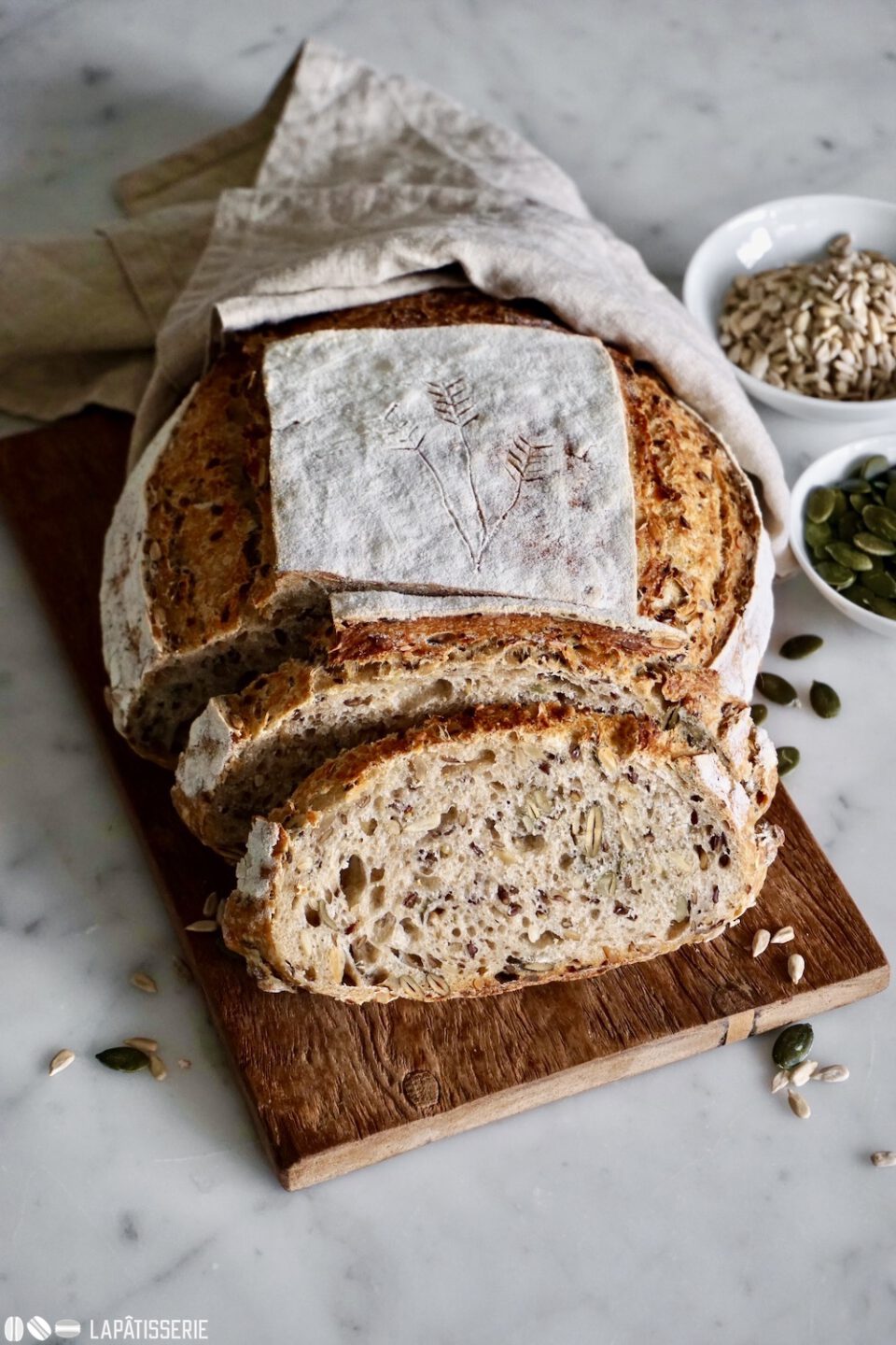 Ofenfrisches Saatenbrot – LAPÂTISSERIE Ofenfrisches Saatenbrot – LAPÂTISSERIE