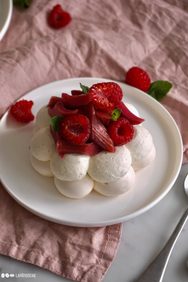 Pavlova Mit Rhabarber & Himbeere – LAPÂTISSERIE