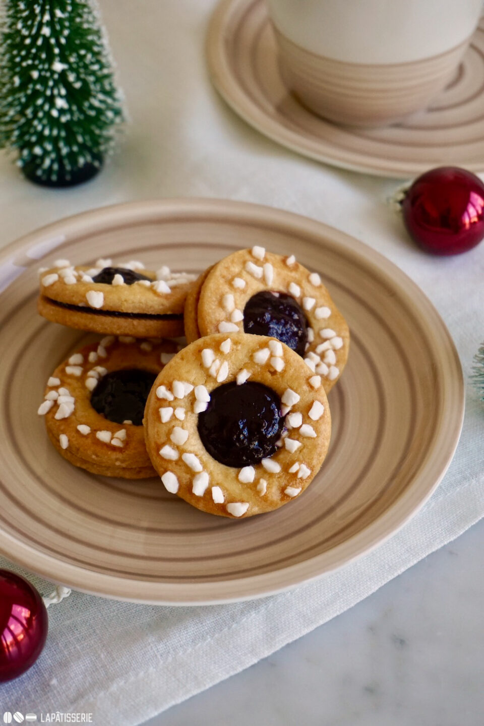 Spitzbuben mit Gewürzkirsche – LAPÂTISSERIE Spitzbuben mit Gewürzkirsche – LAPÂTISSERIE