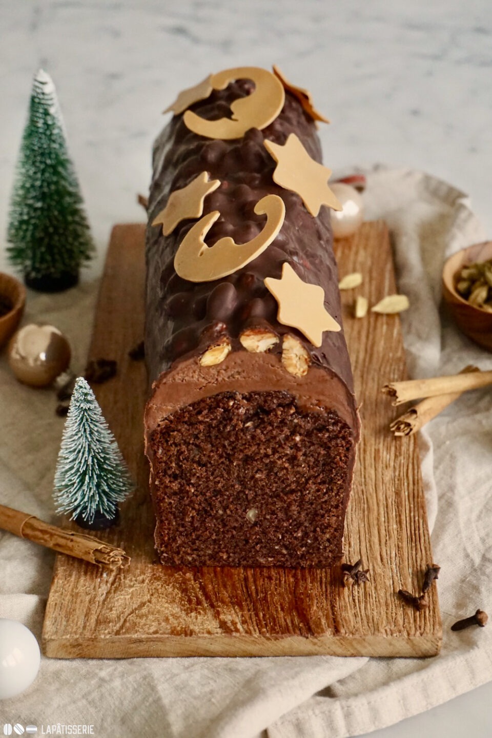 Saftiger Gewürzkuchen mit Karamellmandeln – LAPÂTISSERIE