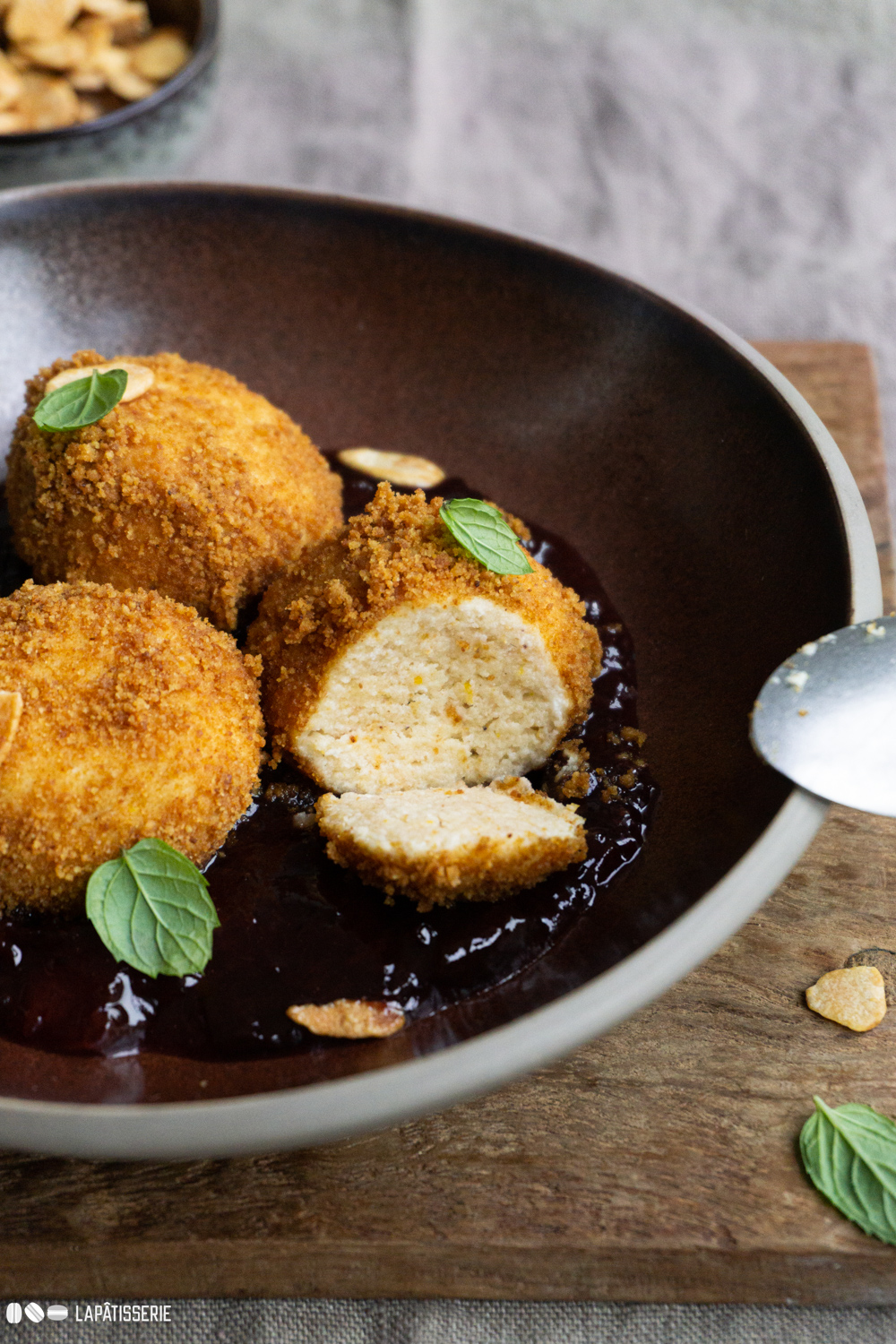 Lockere Topfenknödel mit Zwetschgenröster – LAPÂTISSERIE