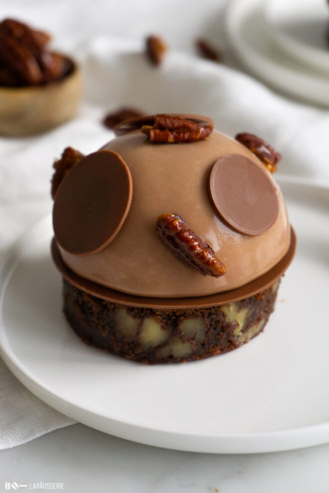 Törtchen mit Brownie, Birne & Pekannuss – LAPÂTISSERIE Törtchen mit Brownie, Birne & Pekannuss – LAPÂTISSERIE