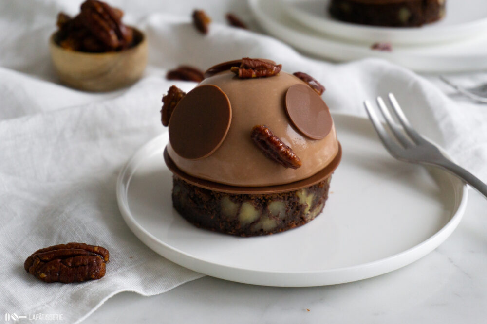 Törtchen mit Brownie, Birne & Pekannuss – LAPÂTISSERIE Törtchen mit Brownie, Birne & Pekannuss – LAPÂTISSERIE