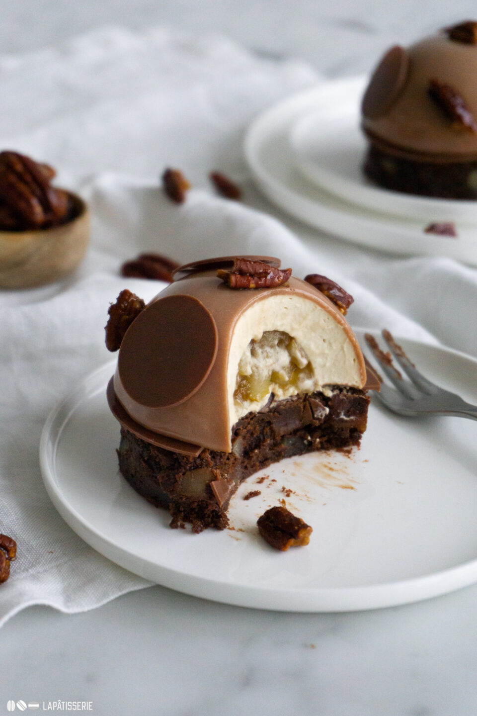 Törtchen mit Brownie, Birne & Pekannuss – LAPÂTISSERIE Törtchen mit Brownie, Birne & Pekannuss – LAPÂTISSERIE