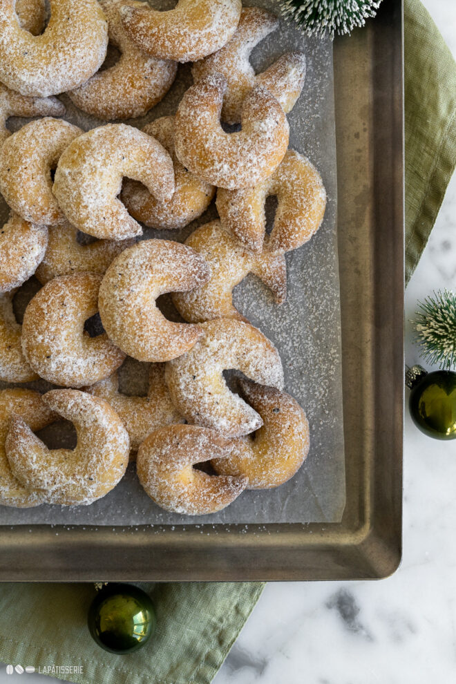 Zarte Kipferl mit Tonkabohne – LAPÂTISSERIE