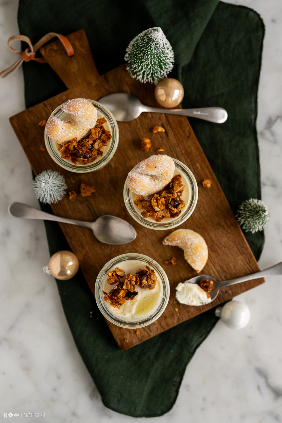 Vanillekipferl-Mousse mit knusprigen Nüssen – LAPÂTISSERIE Vanillekipferl-Mousse mit knusprigen Nüssen – LAPÂTISSERIE