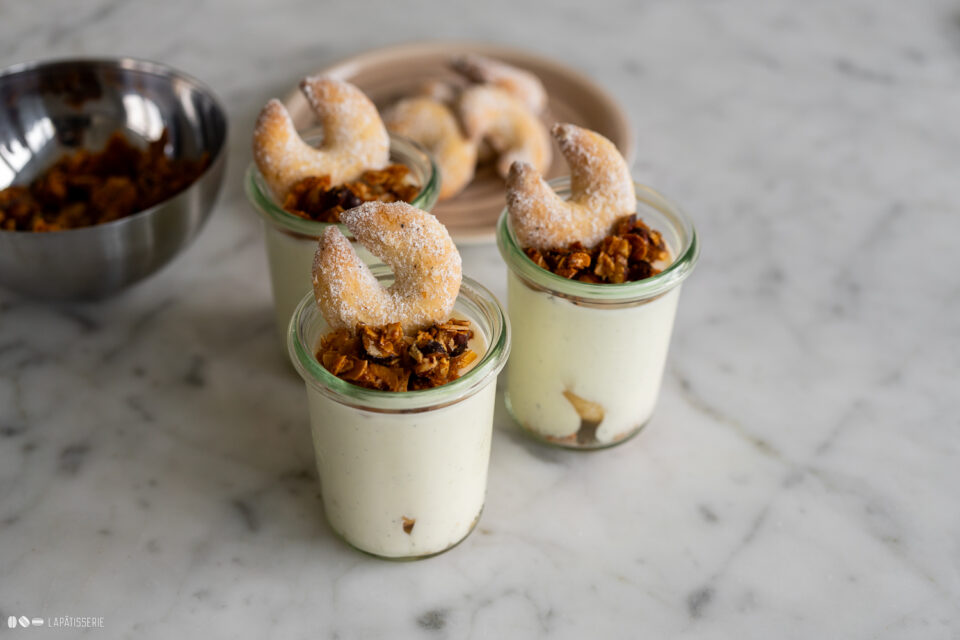 Vanillekipferl-Mousse mit knusprigen Nüssen – LAPÂTISSERIE Vanillekipferl-Mousse mit knusprigen Nüssen – LAPÂTISSERIE
