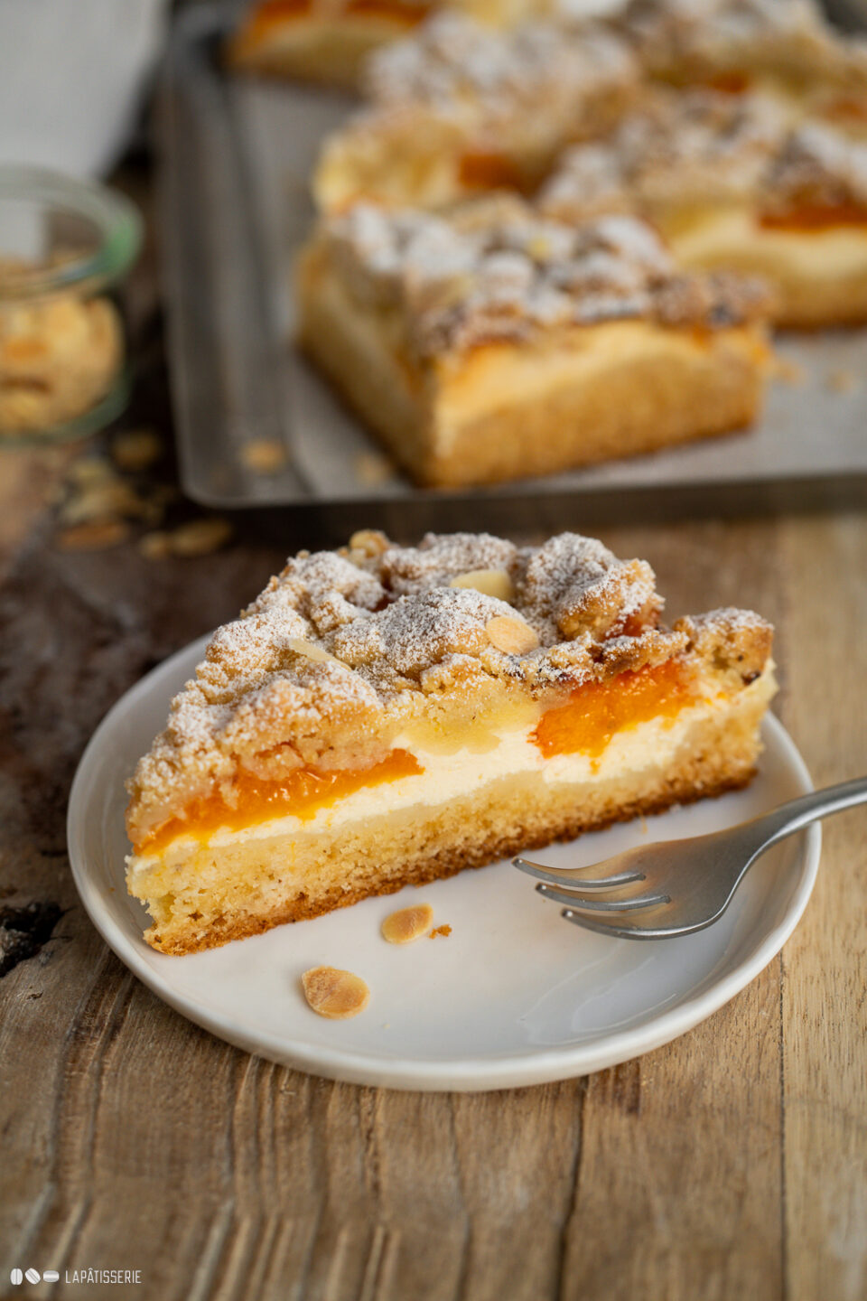 Aprikosenkuchen mit Quark &amp; Streuseln – LAPÂTISSERIE
