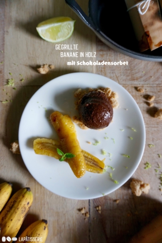 Schöne Idee: Banane in Zedernholz mit veganem, herbem Schokoladensorbet. Einfach und schnell zubereitet.