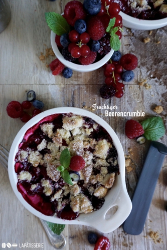 Schneller geht's nicht: Fruchtiger Beerencrumble vom Grill mit frischen Beeren der Saison.