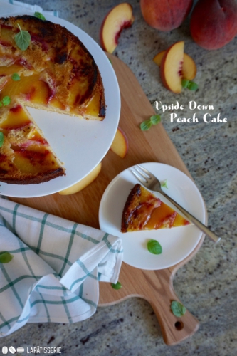 Upside Down Peach Cake: Kuchen verkehrt rum gebacken mit frischen Pfirsich.