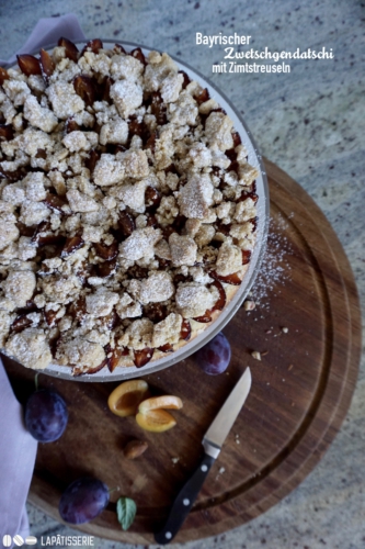 Lecker und schnell zubereitet: Bayrischer Zwetschgendatschi mit Zimtstreuseln.