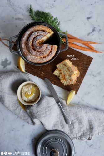 Leichter Genuss an Ostern mit einem luftigen Brioche mit Karotte und gerösteter Mandel.