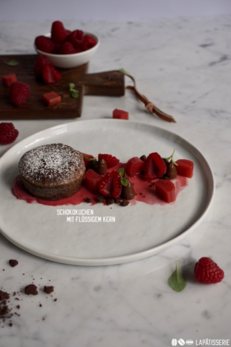Der Klassiker aus der Dessertküche: Schokokuchen mit flüssigem Kern. Saisonal mit Rhabarber und Himbeere. Der Klassiker aus der Dessertküche: Schokokuchen mit flüssigem Kern. Saisonal mit Rhabarber und Himbeere.