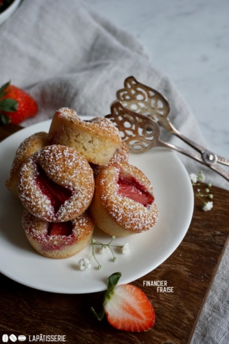 So klein und lecker: Financier Fraise mit Erdbeeren gespickt. Ganz einfach in der Zubereitung.