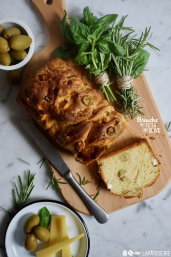 Feiner Brioche mit grünen Oliven und griechischem Feta. Da bekommt man gleich Lust auf Urlaub, Sonne und Sommer.