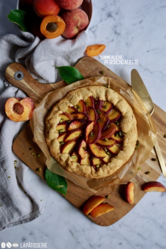 Ganz schneller Kuchengenuss mit einer Galette mit frischen Pfirsichen. Ganz schneller Kuchengenuss mit einer Galette mit frischen Pfirsichen.