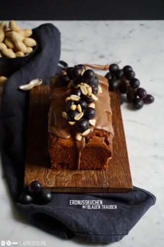 Zusammen feiern wir heute den Herbst mit all seinen Facetten. Los geht's mit Erdnusskuchen mit blauen Trauben. Zusammen feiern wir heute den Herbst mit all seinen Facetten. Los geht's mit Erdnusskuchen mit blauen Trauben.