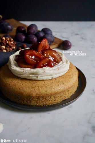 Saftiger Rührkuchen mit gemahlenen Haselnüssen. Serviert mit leichter Zimtsahne und Zwetschgenkompott Herbstliches Kuchenglück mit meinem Haselnusskuchen mit Zimtsahne und Zwetschgen.