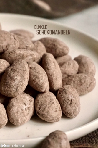 Dunkle Schokomandeln, perfekt als Geschenk, Aufmerksamkeit oder zum Naschen. Und dazu auch noch fix gemacht.