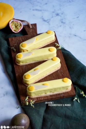 So lässt es sich feiern mit kleinen Törtchen mit Mango und Passionsfrucht.