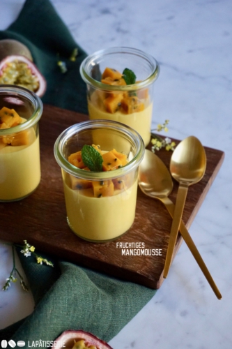 Exotisches Dessert im Glas im Mango und Maracuja.