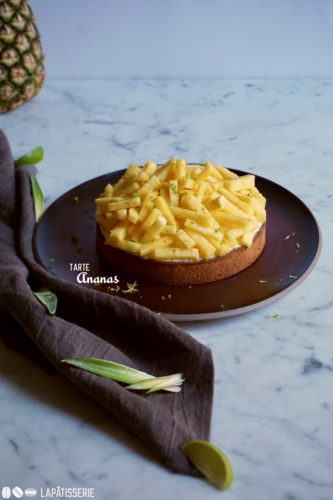 Exotische Tarte mit frischer Ananas, Kokosnuss und Karamell.
