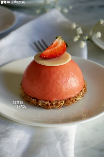 Kleines Törtchen mit Erdbeermousse und Knusper.