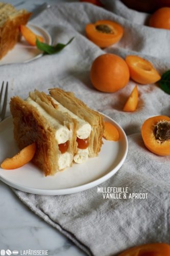 Französisches Millefeuille für den Sommer mit spanischen Aprikosen und Vanille.