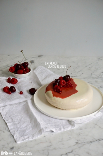 Luftige Mousse, feine Kirschen, tropische Kokosnuss.