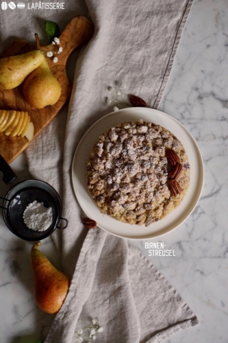 Streuselkuchen im Herbst mit milden Birnen und feinen Pekannüssen.