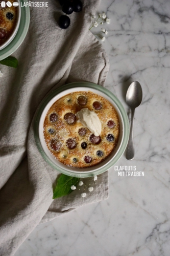 Clafoutis: französische Mischung aus Kuchen und Dessert mit frischem Obst und einem Klecks Crème fraîche.