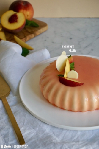 Sommer, Sonne, Pfirsich mit einer Torte mit reifen Pfirsichen, luftiger Mousse und fruchtigem Kompott.