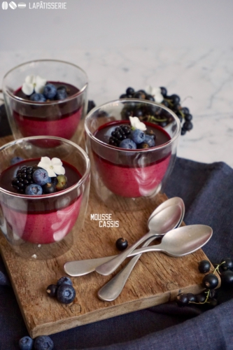 Luftige Mousse mit schwarzen Johannisbeeren, ein wunderbar leichtes Dessert.