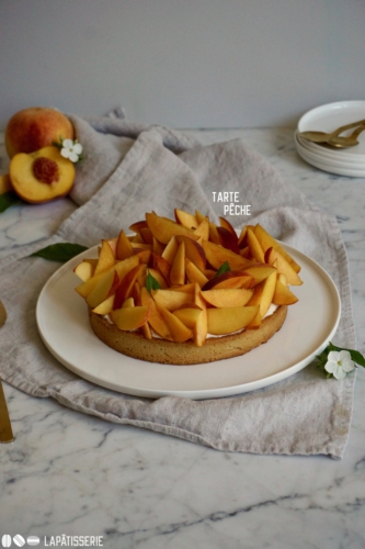 Sommerliche Pfirsich Tarte mit luftiger Mascarpone und Pfirsichkompott. So lässt sich es sich aushalten.