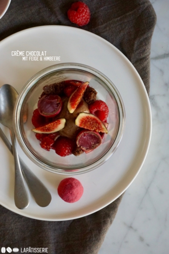 Schokoladenpudding mit frischen Feigen und Himbeere