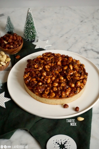 Weihnachtliche Tarte mit Lebkuchencreme und Karamellnüssen.