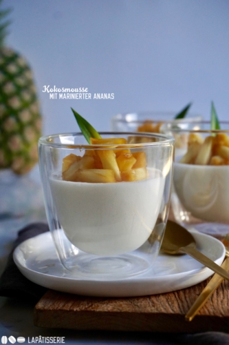 Ich liebe Kokosnuss und zusammen mit marinierter Ananas und Kokosmousse gibt es das perfekte, schnelle Dessert.