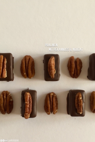 Feine Pralinen mit einer Füllung aus Nougat und Pekannuss und überzogen mit dunkler Schokolade - perfekt als Geschenk oder zu einem besonderen Anlass