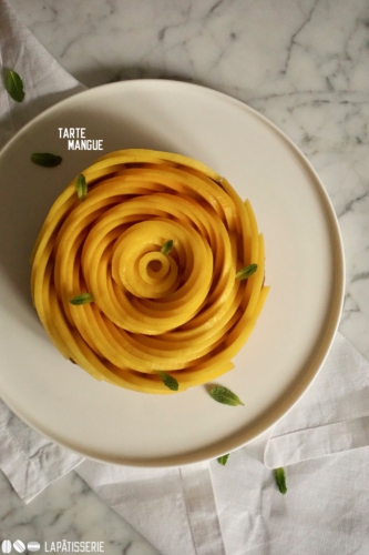 Feinste Mangotarte mit Mandeldaquoise, fruchtigem Mango-Cremeux und reifer Mango.