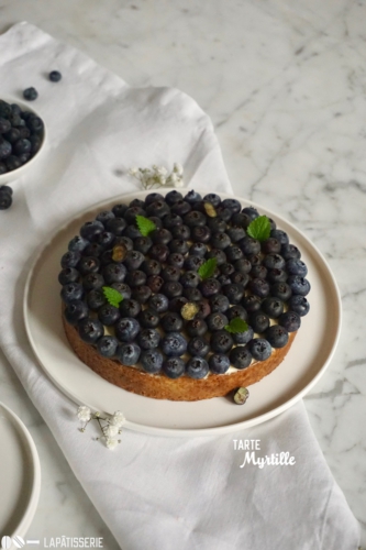 Tarte Myrtille: Feinste Tarte mit gebackener Mandelcreme, luftiger Vanillecreme und feinen Heidelbeeren.
