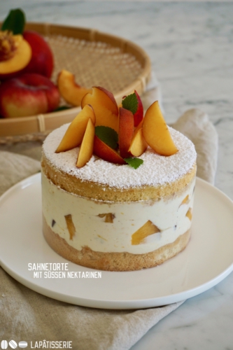 Sommerliche Torte mit süßen Nektarinen und luftiger Orangensahne.