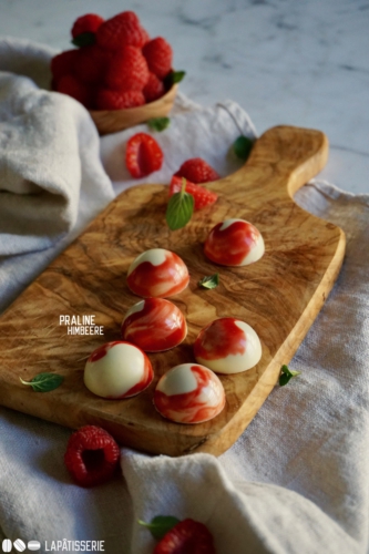 Feinste Pralinen mit weißer Schokolade und Himbeeren.
