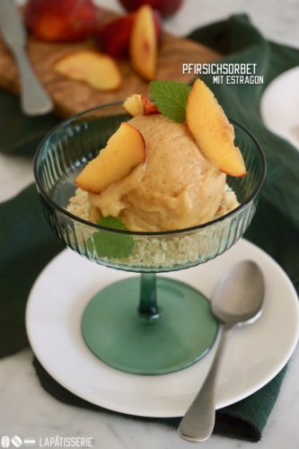 So soll Sommer schmecken: Reife Pfirsiche zusammen mit frischen Estragon ergeben das perfekte Sorbet.