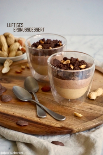 Dessert im Glas ist schnell zubereitet: Luftige Erdnussmousse mit Erdnussstreuseln