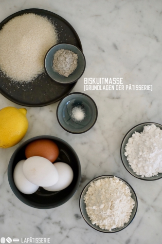 Grundrezept für Biskuitmasse: Luftigen Biskuitboden ganz einfach zu Hause backen.